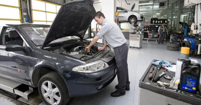 Mecánico abre capó del carro y cobra Bs. 20.000