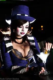 Oki-Cospi alta cosplayer