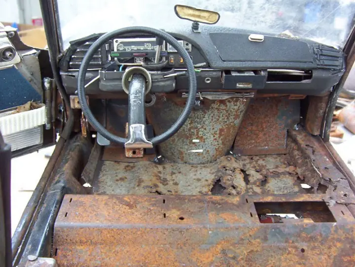 mirá estos autos viejos y destruídos papá