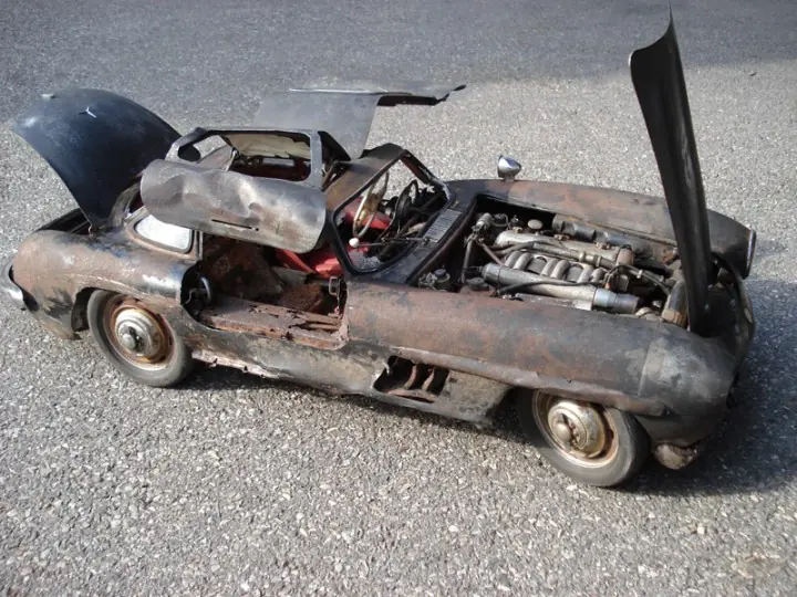 mirá estos autos viejos y destruídos papá