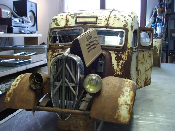 mirá estos autos viejos y destruídos papá