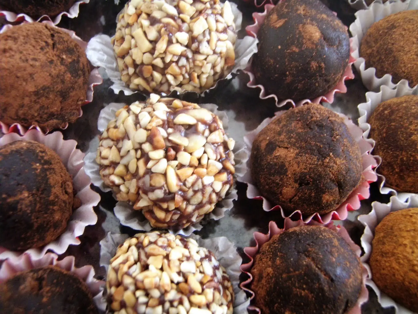 Como hacer trufas de chocolate con almendras, nueces, pasas