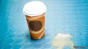 ¿Por qué se derrama el café que compramos para llevar?