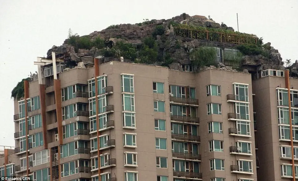 Construyó una montaña en la terraza del piso 26