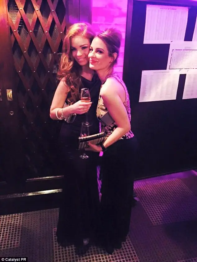 Ella tiene 42 años,y su hija 19.Todos creen que son Gemelas