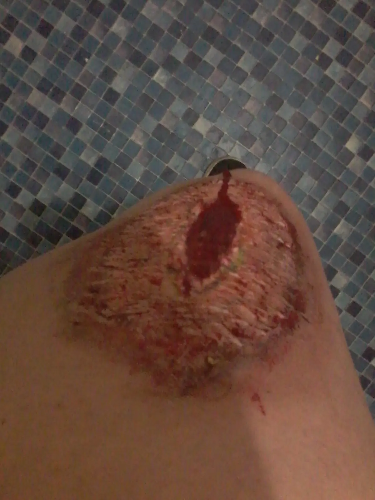 Practicando maquillaje de heridas