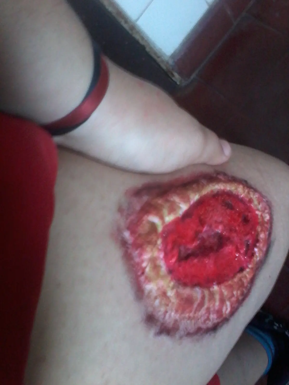 Practicando maquillaje de heridas