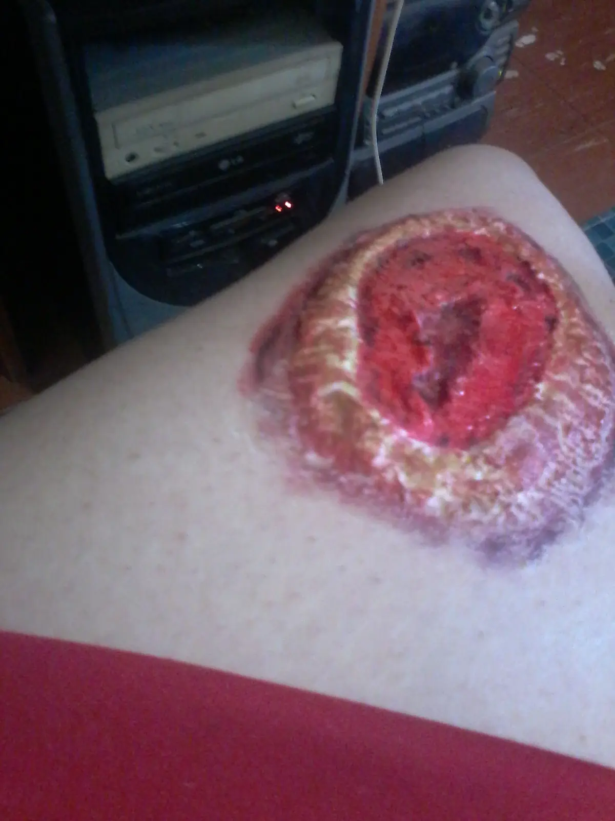 Practicando maquillaje de heridas