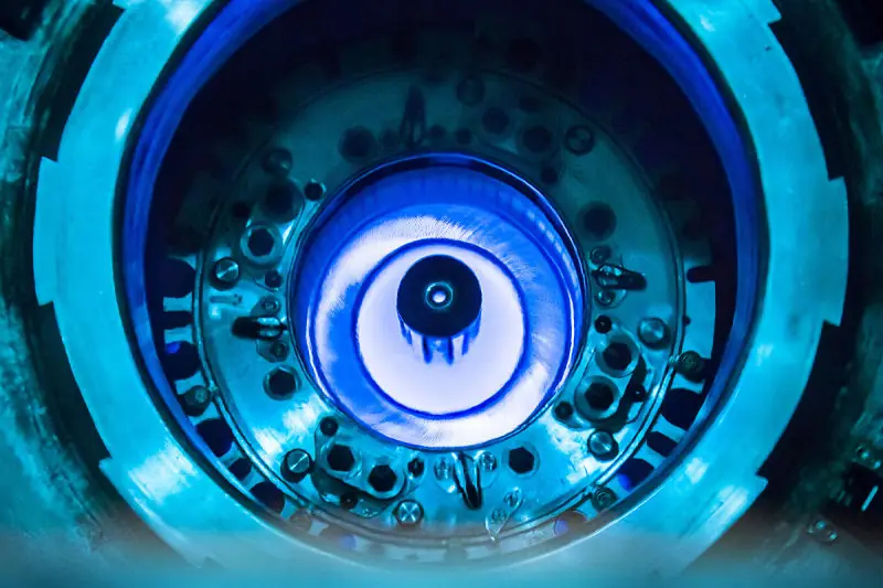 Cómo se recarga un reactor nuclear experimental