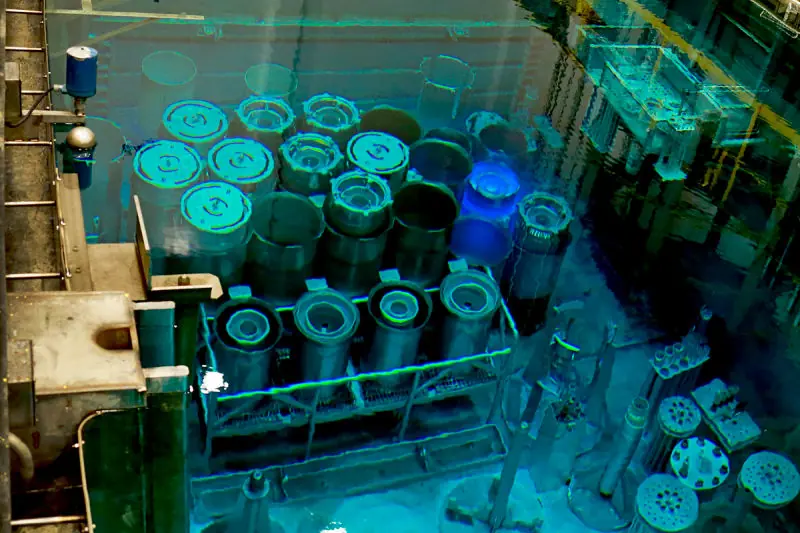 Cómo se recarga un reactor nuclear experimental