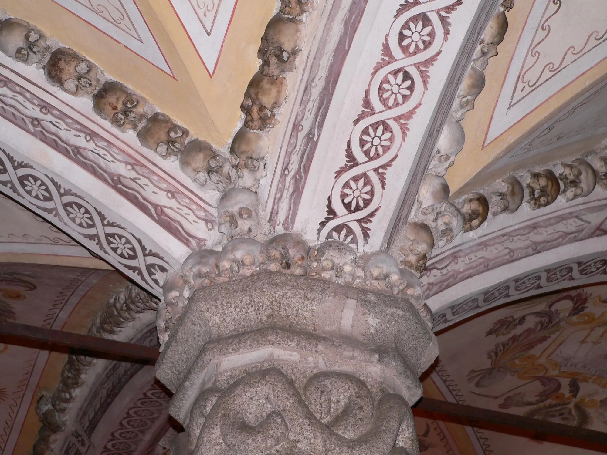 Portugal: Iglesia hecha con Huesos Humanos