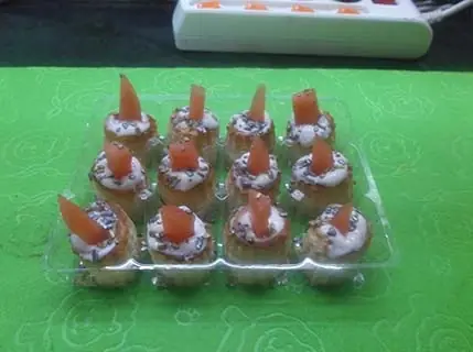 Volovanes con sandia en yogurt de maracuya con oro y plata