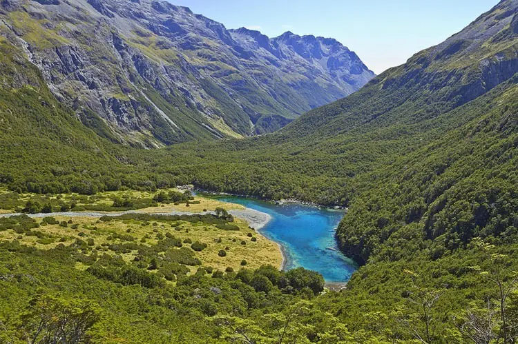 Lago con el agua mas clara del m Lago con el agua mas clara del m