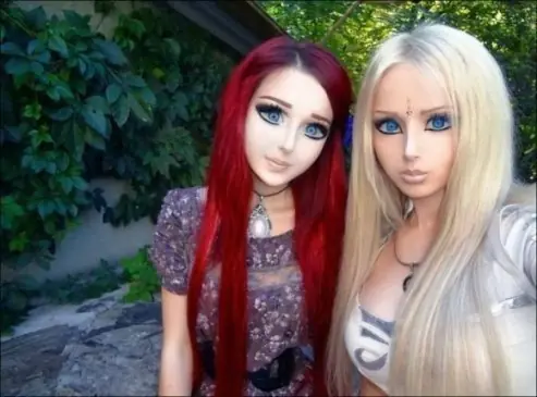Barbie humana y niña anime se convirtieron en mejores amigas
