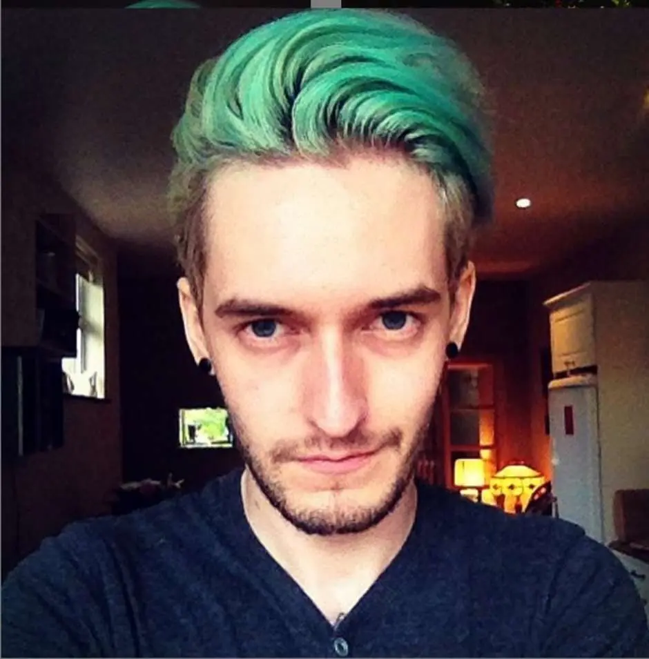 Merman, moda masculina de teñirse la barba y el pelo de azul