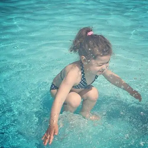 La foto de esta niña en el agua está rompiendo el internet
