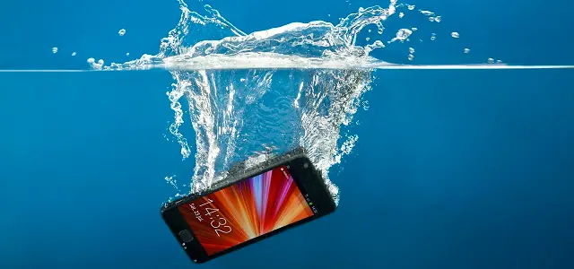 ¡Se mojó tu celular! ¿Cómo rescatarlo?