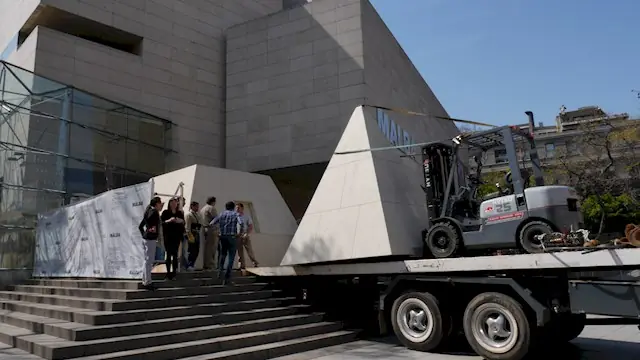 El proceso para hacer “desaparecer” la punta del Obelisco.