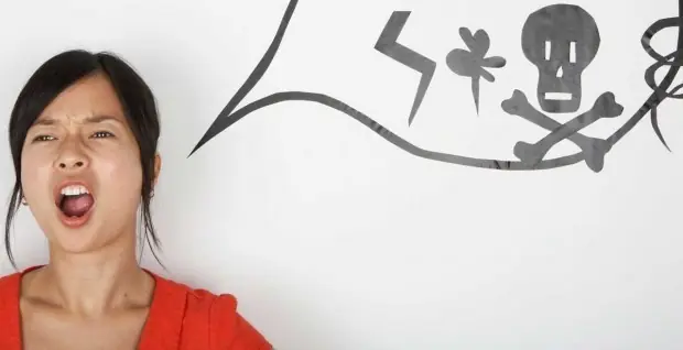 personas que hablan usando obscenidades