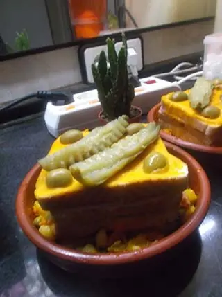 Pastel individual de pan de molde con ensaladilla
