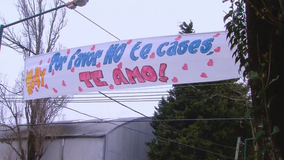 Taringuero declaró su amor con pasacalles y no dio la cara