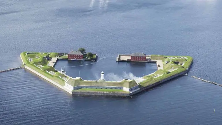 Fortalezas marinas en el medio de la nada