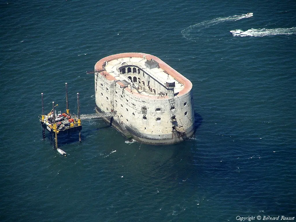 Fortalezas marinas en el medio de la nada