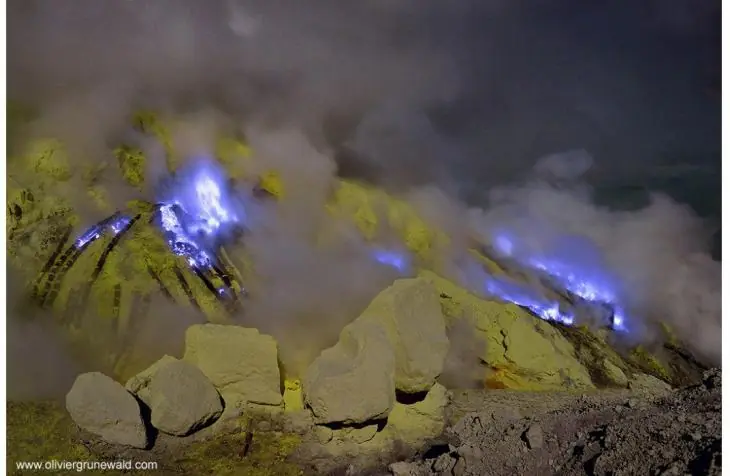 Volcán Indonesio Expulsa Lava Azul