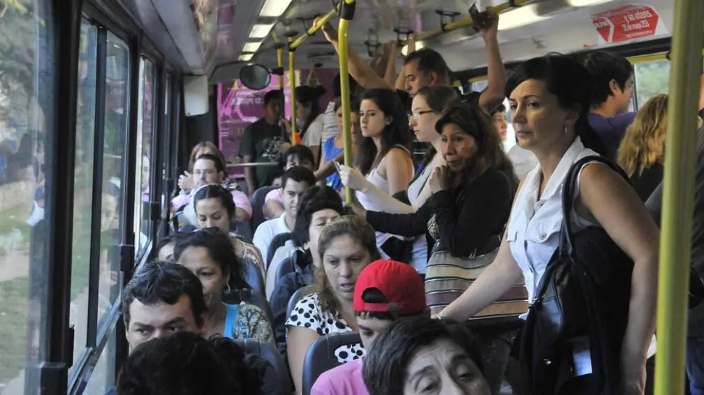 7 Razones para no darle el asiento a una mujer. Ni una menos