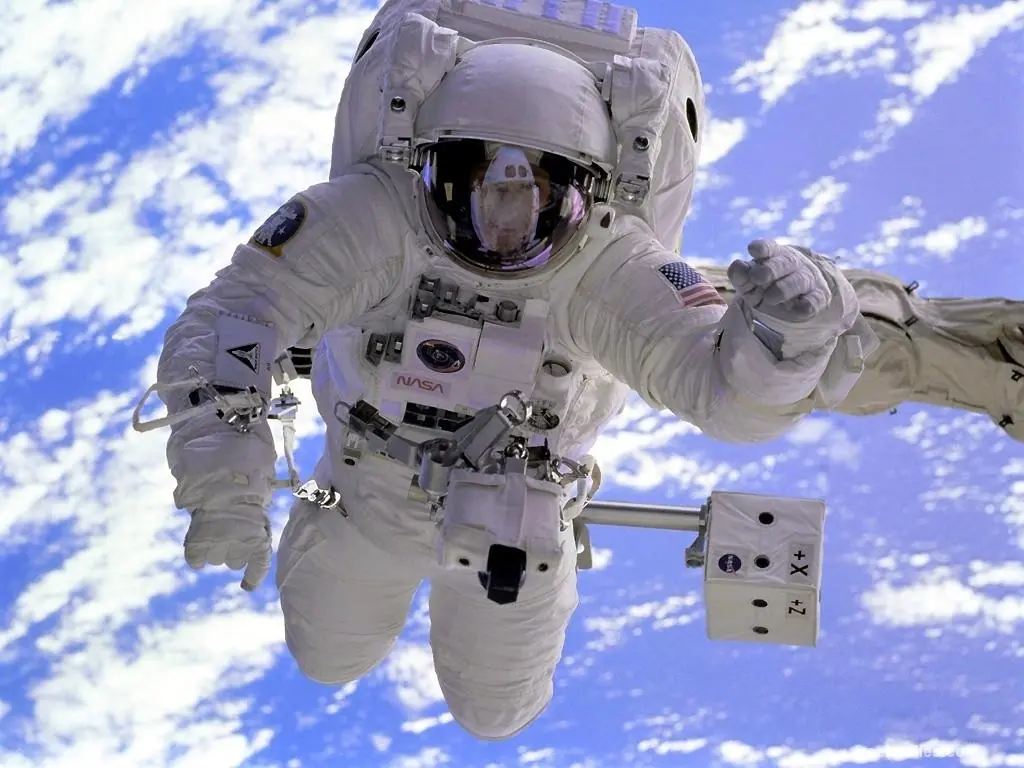 ¿Por qué los astronautas emplean trajes de color blanco?