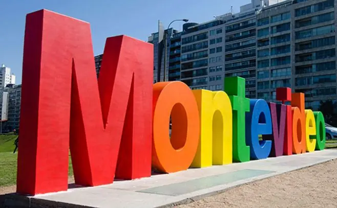Jóven tocó el cartel de Montevideo y