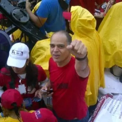 Vzla: Andrés Izarra defiende las colas y el desempleo