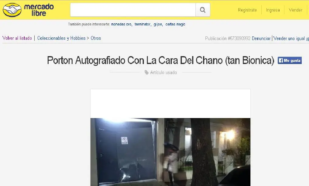 El portón autografiado con la cara de chano en ML