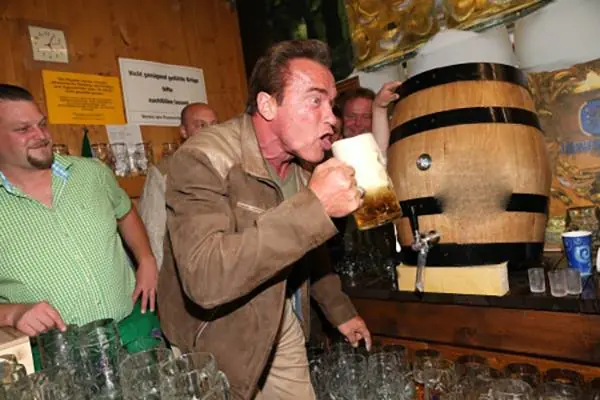 Arnold Schwarzenegger VS 4chan