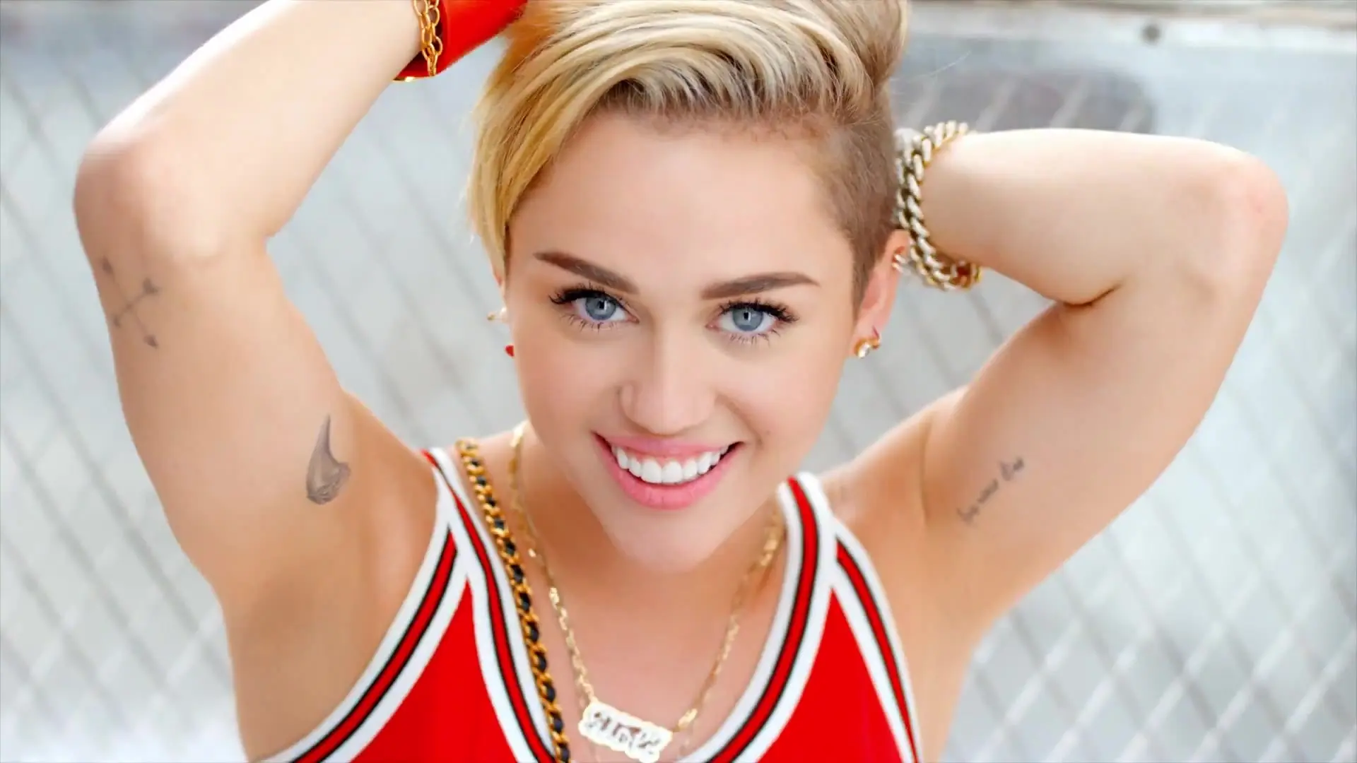 Miley Cyrus actuará completamente desnuda
