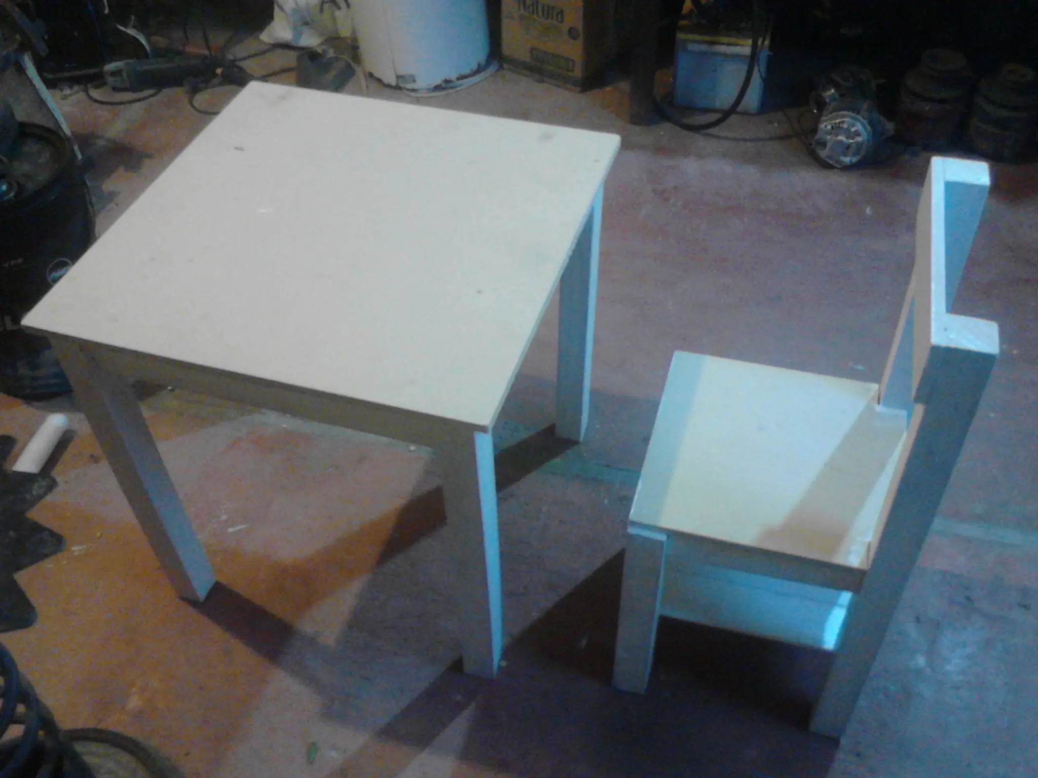 Le ayude a pintar la sillita a mi amigo