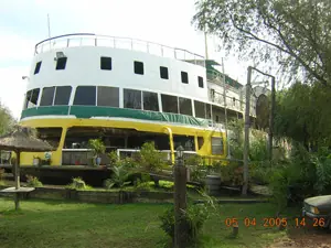 De Barco de Pasajeros a Hotel Flotante en Zarate