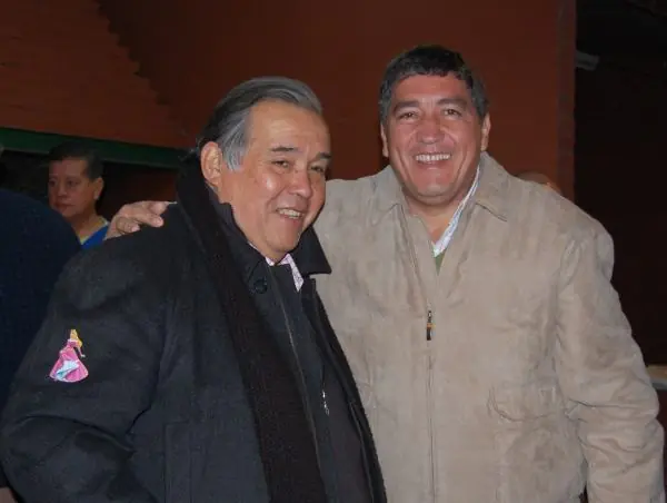 El candidato que regala vestidos de 15