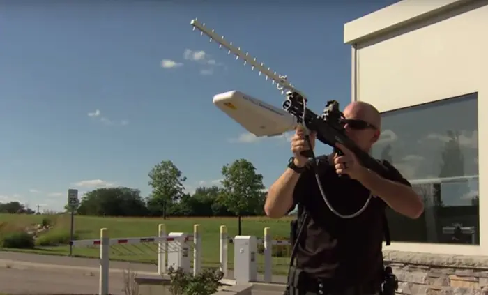 Derribando drones con un rifle de ondas de radio.