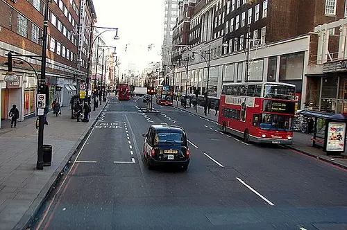 ¿Por qué los ingleses conducen en el canal izquierdo?