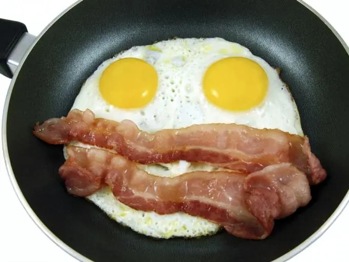 Los 10 alimentos que más dañan tu cerebro