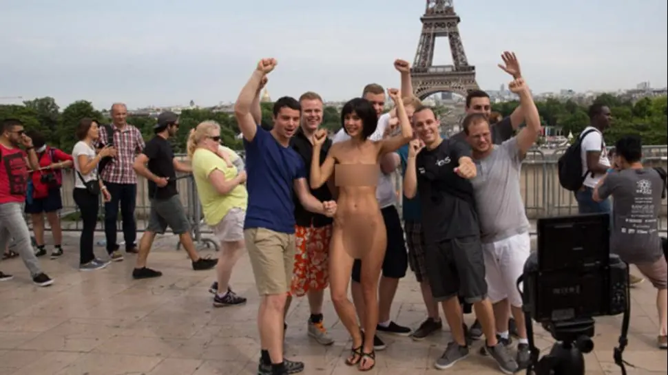 Detencion de una artista nudista frente a la torre Eiffel
