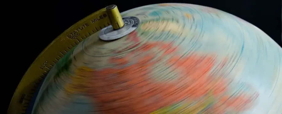 ¿Por qué no sentimos la rotación de la Tierra?