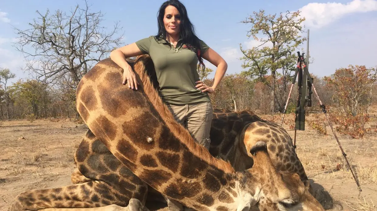 Cazadora que exhibe fotos de animales muertos genera polémic