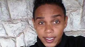 oven pasajero muere en avion por explotarle en el estomago carga de droga