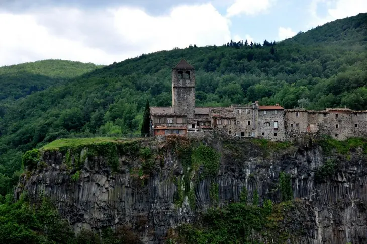 20 Increíbles y Fantásticas ciudades construidas sobre roca