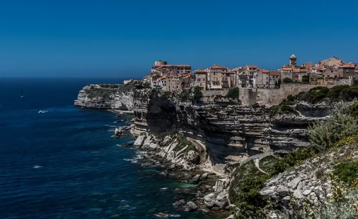 20 Increíbles y Fantásticas ciudades construidas sobre roca