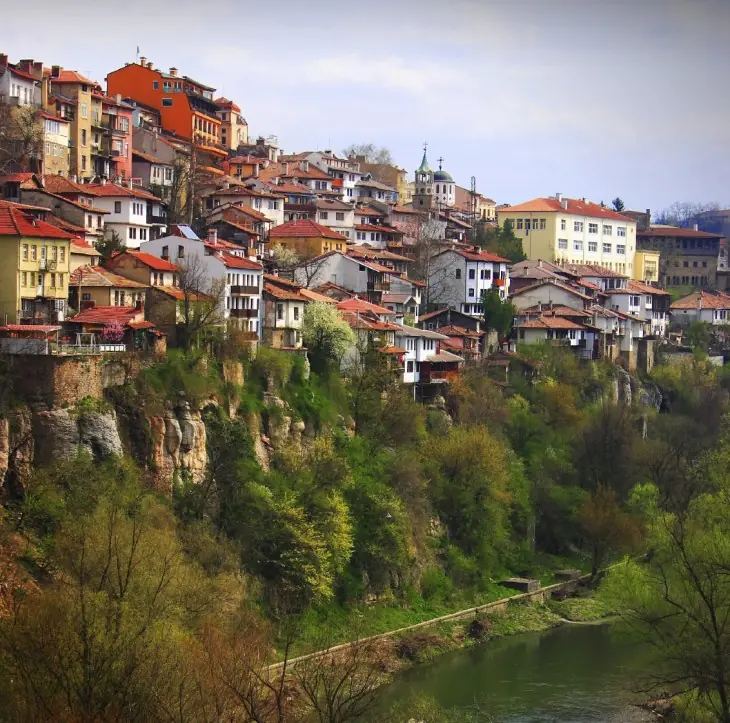20 Increíbles y Fantásticas ciudades construidas sobre roca