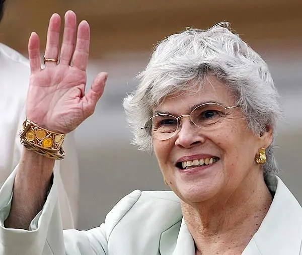 la primera mujer en