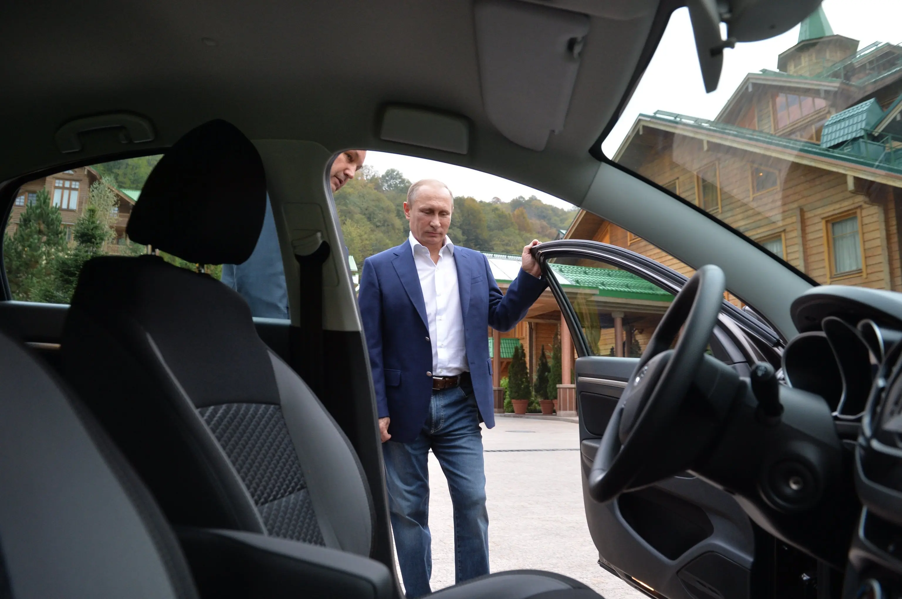 Rusia fabrica su Auto y Putin lo maneja.